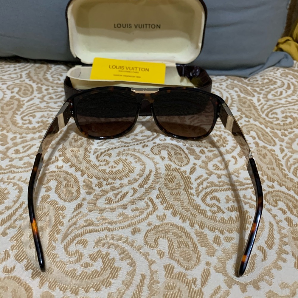Authentic Louis Vuitton Attirance Sunglasses - Picture 4 of 9